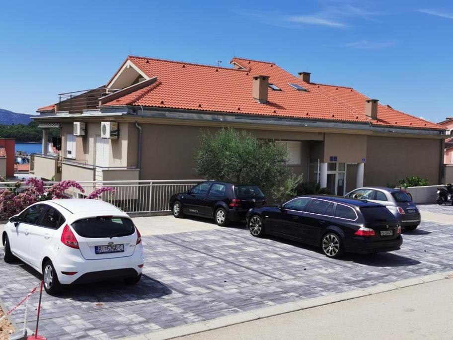 Apartments Mara Cres Exterior photo